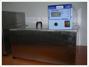 Thermostatic baths for fluid resistance testing