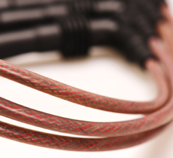 Farbige SENTECH-TUNING-Zündkabel im Motorraum